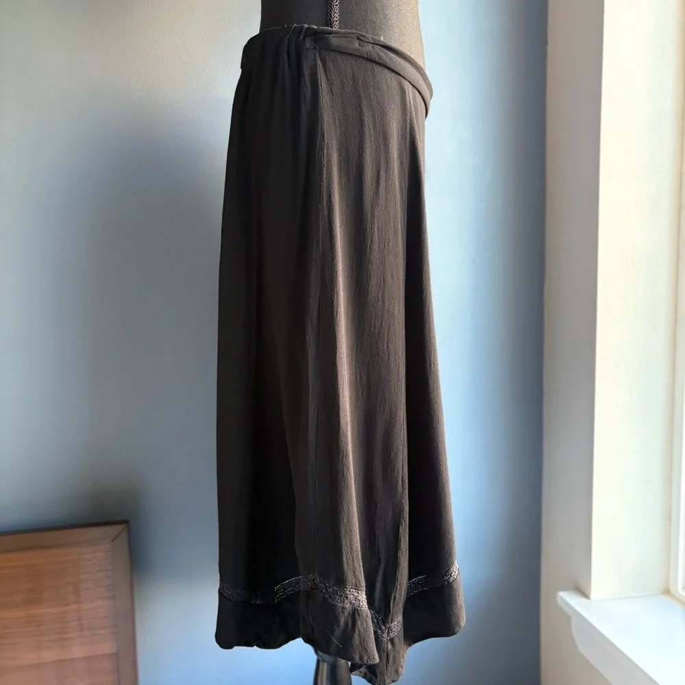 Leith A-Line Asymmetrical Elastic Waist Midi Black Skirt - Minimalist